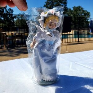 VTG 1983-AVON VICTORIAN COLLECTOR PORCELAIN DOLL-W/ORIGINAL BOX ●‎ NIB!